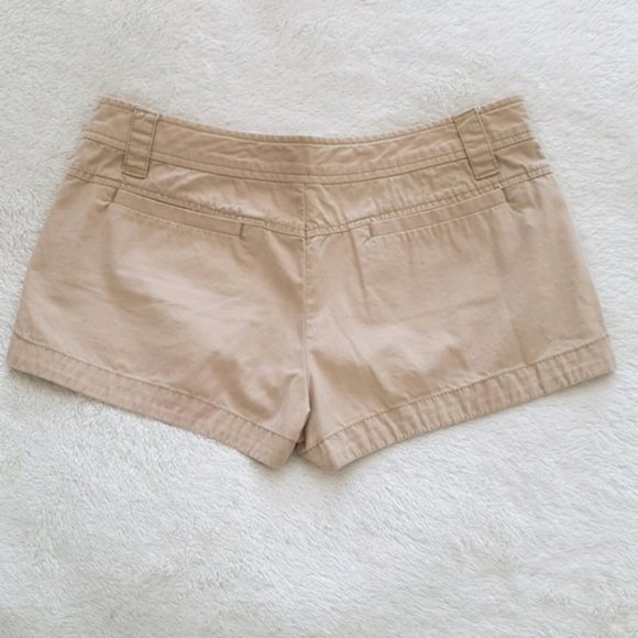 Old Navy midrise khaki shorts with dolphin hem - Picture 4 of 8